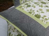 Povlak na polštář-plazivé květy (sv. zelený lem) 