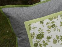 Povlak na polštář-plazivé květy (tm. zelený lem)