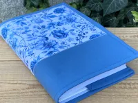 Nastavitelný obal na knihu -modré květy.....