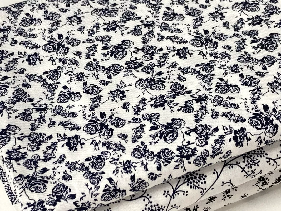 Bavln. plátno-růžičky(modro-černý tisk na bílé) dovoz EU