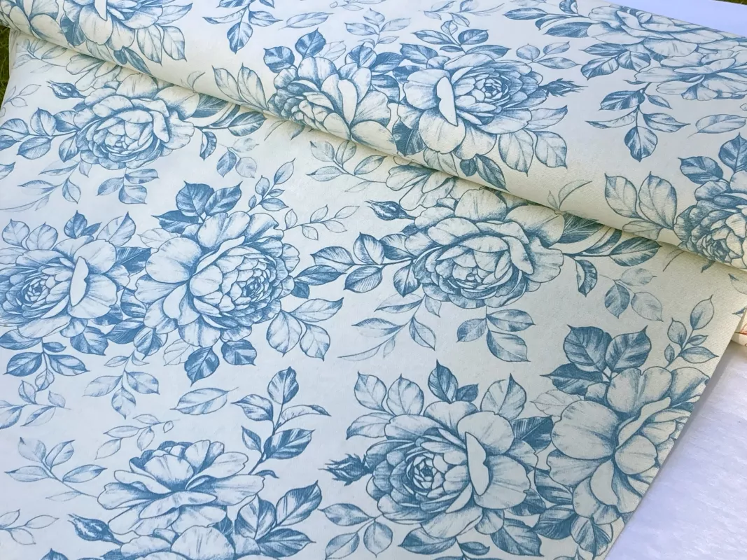 Dekorační látka- velké modré růže na smetanové dovoz EU