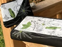 Kosm. taška, pouzdro -ptáček a vyšívaný květ... Kosm. taška, pouzdro -ptáček a vyšívaný květ...