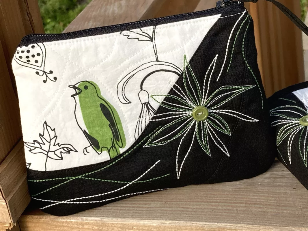 Kosm. taška, pouzdro -ptáček a vyšívaný květ...