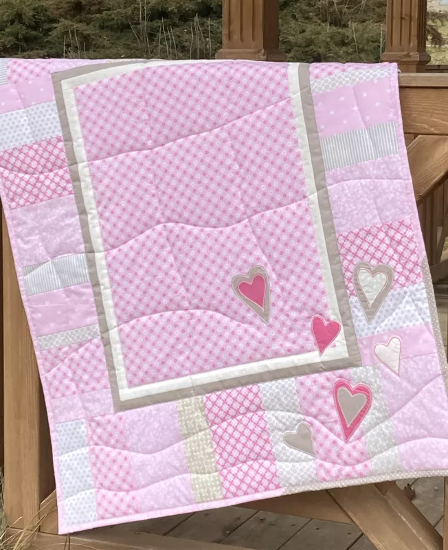 Malá patchworková deka - kytičky a srdíčka....