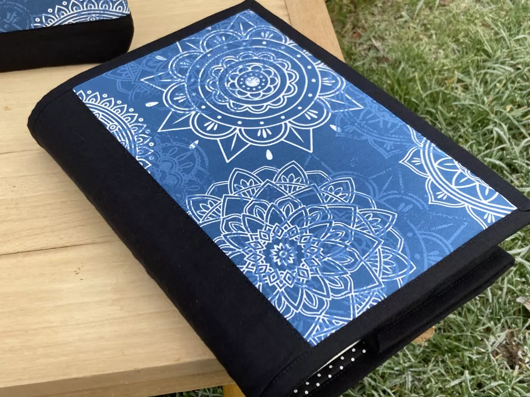 Nastavitelný obal na knihu - mandaly na modré....