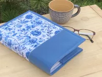 Nastavitelný obal na knihu -modré květy.....