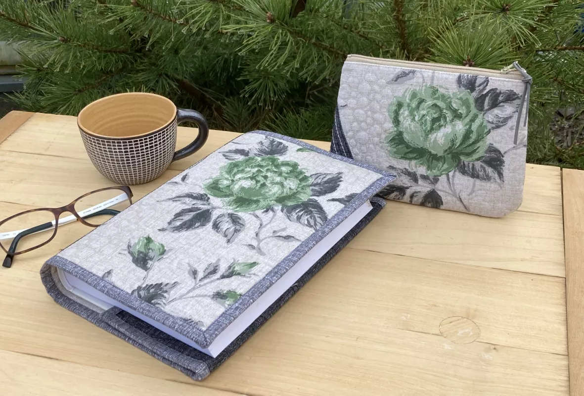 Nastavitelný obal na knihu -růže na režné...