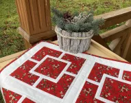 Patchworkový čtvercový ubrus -jmelí na červené....