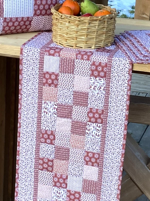 Patchworkový středový ubrus - čtverečky grenat....