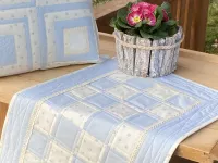 Patchworkový středový ubrus- proužky s krajkou.... Patchworkový středový ubrus- proužky s krajkou....