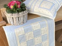 Patchworkový středový ubrus- proužky s krajkou.... Patchworkový středový ubrus- proužky s krajkou....