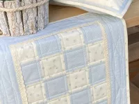 Patchworkový středový ubrus- proužky s krajkou.... Patchworkový středový ubrus- proužky s krajkou....