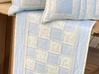 Patchworkový středový ubrus- proužky s krajkou.... Patchworkový středový ubrus- proužky s krajkou....