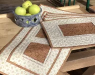 Patchworkový středový ubrus-vanilka se skořicí.... Patchworkový středový ubrus-vanilka se skořicí....