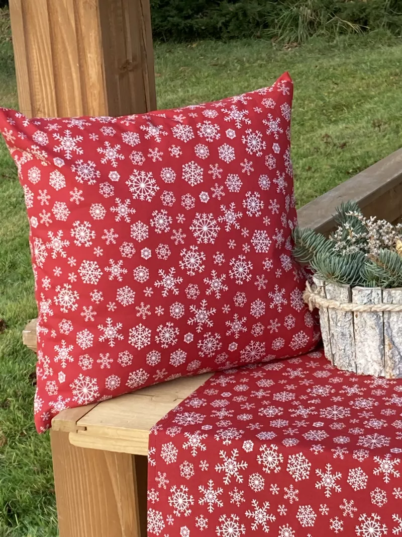 Povlak na polštář- vločky na tmavší červené.....