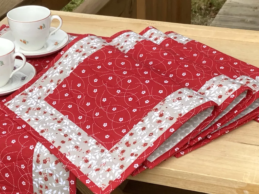 Prostírání - kytičky na červené....