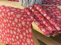 Prostírání- vločky na tmavší červené.....