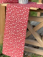 Středový ubrus -vločky na tmavší červené.....