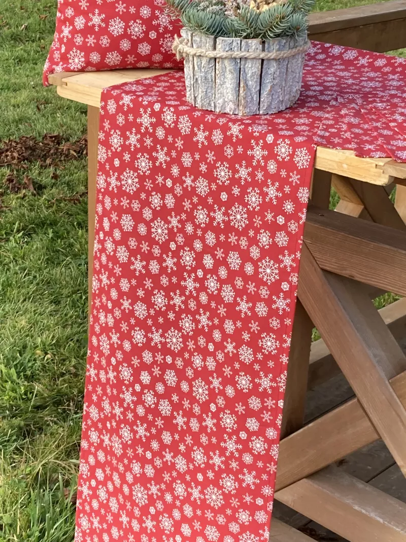 Středový ubrus -vločky na tmavší červené.....