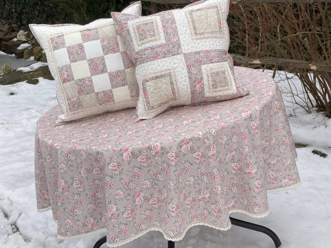 Ubrus - kvítí s krajkou....