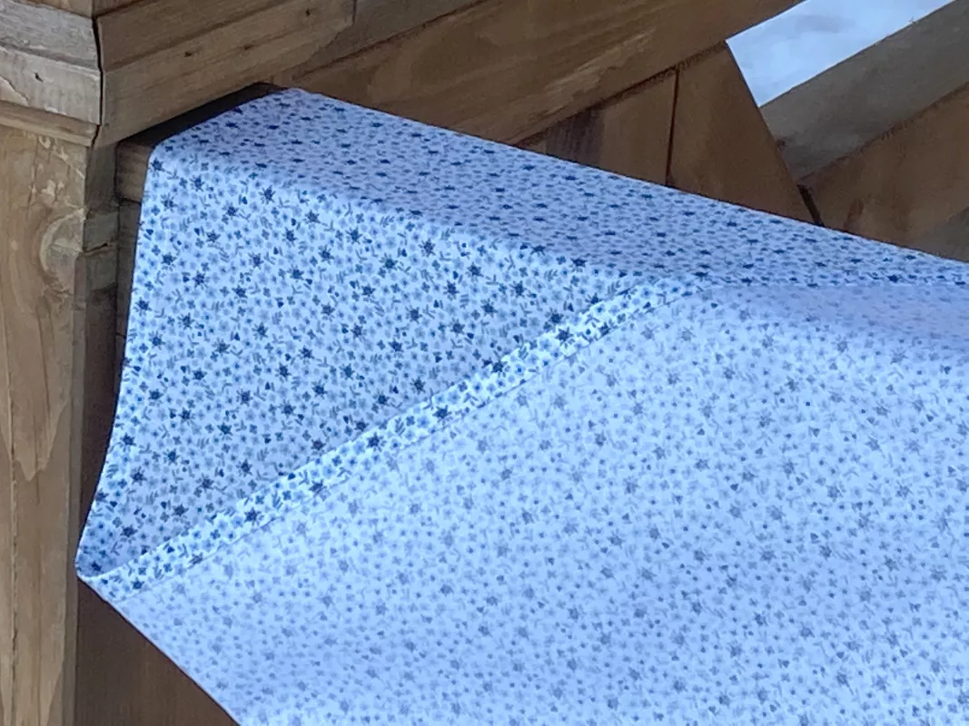 Ubrus - modré kytičky....